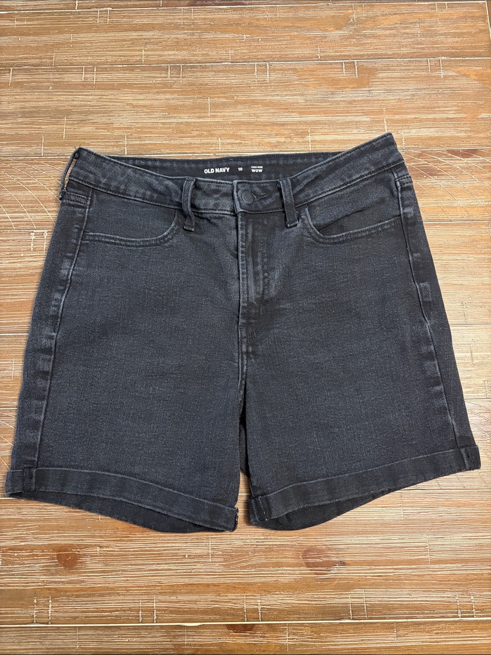 Old Navy women’s Charcoal Black Denim Shorts. High rise WOW design.